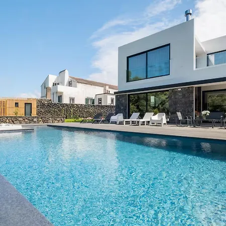 House With Heated Pool And Jacuzzi By The Beach וילה