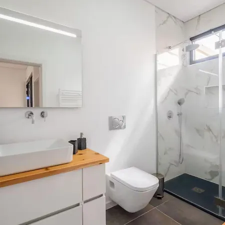 House With Heated Pool And Jacuzzi By The Beach וילה *