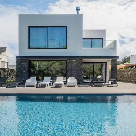 House With Heated Pool And Jacuzzi By The Beach